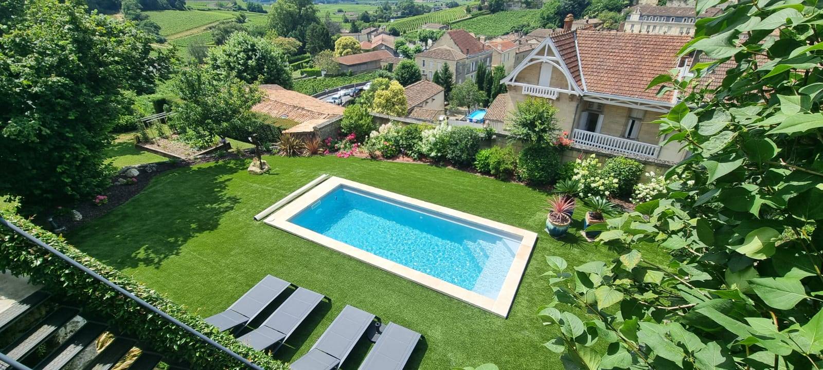 Installation d'une Piscine Coque Tamariu Gris Clair à Saint-Emilion : Un Défi Technique Relevé avec Élégance
