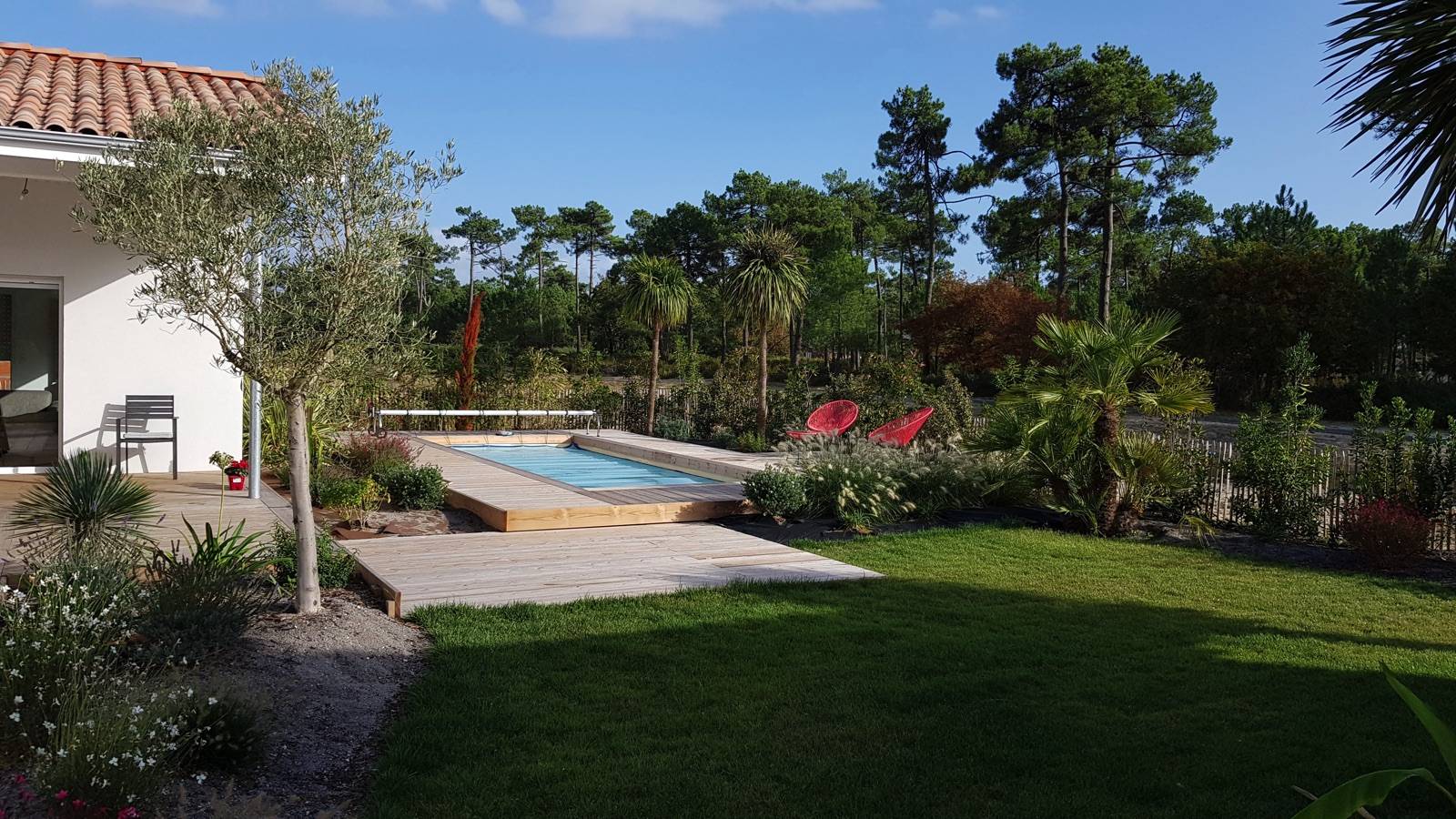 Installer une piscine Tamariu coque polyester avec large marche à Izon