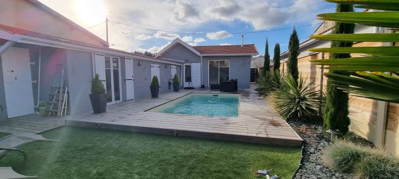 Piscine coque polyester rectangulaire à fond plat 5.25m x 3m x 1.45m de profondeur : Modèle PALS posée au Cap Ferret 