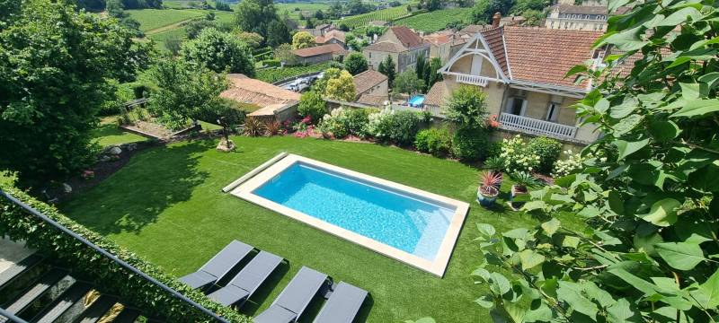 Installation d'une Piscine Coque Tamariu Gris Clair à Saint-Emilion : Un Défi Technique Relevé avec Élégance
