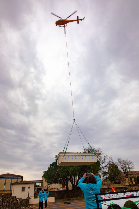 création d'une piscine coque avec escaliers et plage du coté de Léognan 